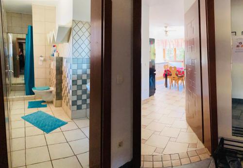 莫济列Family House的一间带卫生间的浴室和一间厨房