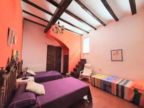 TurísCASA BAUTISTA TURIS的一间客房配有两张床和一张沙发