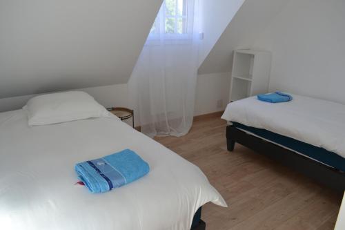 DoudevilleLa clef des champs的一间卧室设有两张床和窗户。