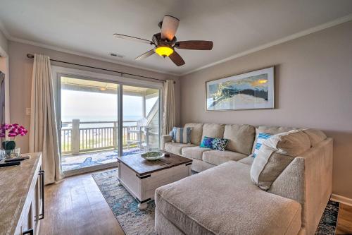橡树岛Beachfront Condo with Unobstructed Ocean Views!的带沙发和吊扇的客厅