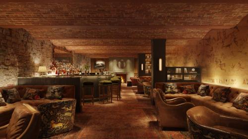 威尔明顿The Quoin Hotel的带沙发的大堂和酒吧