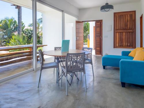 瓜吉鲁BEACH VILLA Camurupim的客厅配有桌椅和沙发