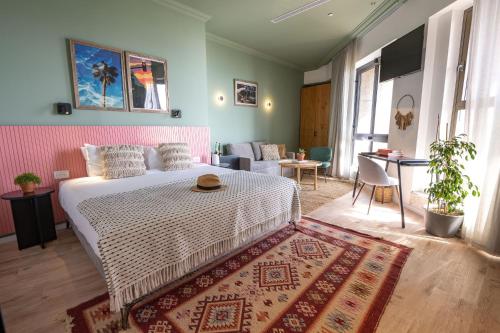 特拉维夫Selina Tel Aviv Beach的一间卧室设有一张床和一间客厅。