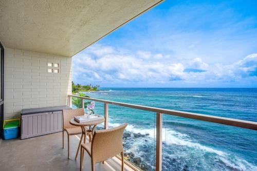 科洛阿Kuhio Shores 410的一个带桌椅的海景阳台