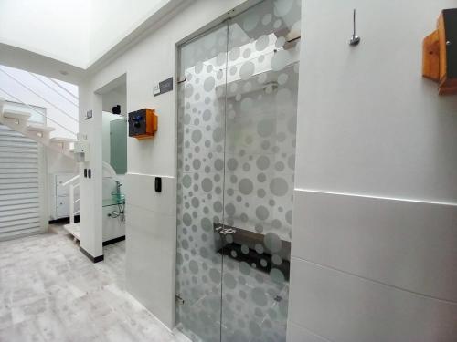 派帕Pontevedra Hotel Boutique的带淋浴的浴室和玻璃门