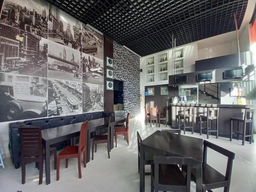 派帕Pontevedra Hotel Boutique的用餐室配有桌椅和壁画