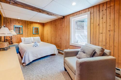 莱克哈莫尼Harmony Haven的一间卧室配有一张床、一张沙发和一把椅子