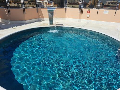 桑托斯普拉亚弗莱特四海之家酒店的一个带喷泉的大型游泳池
