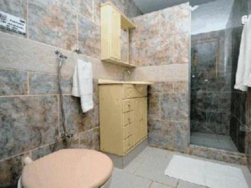 卡舒埃拉斯迪马卡库马卡法罗旅馆的一间带水槽、卫生间和淋浴的浴室