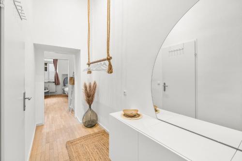 维也纳The BoHo Loft VIE的白色的客房设有镜子和走廊