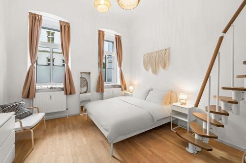 维也纳The BoHo Loft VIE的一间白色卧室,配有床和2个窗户