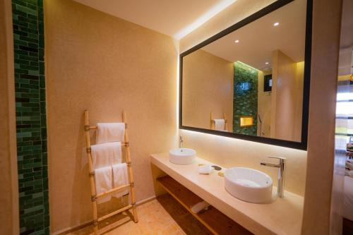 索维拉BABERRIH Hôtel Hospitality Palaces & Resorts的一间带水槽和大镜子的浴室