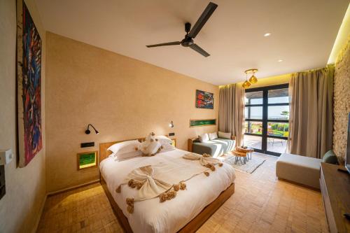 索维拉BABERRIH Hôtel Hospitality Palaces & Resorts的一间卧室设有一张床和一间客厅。