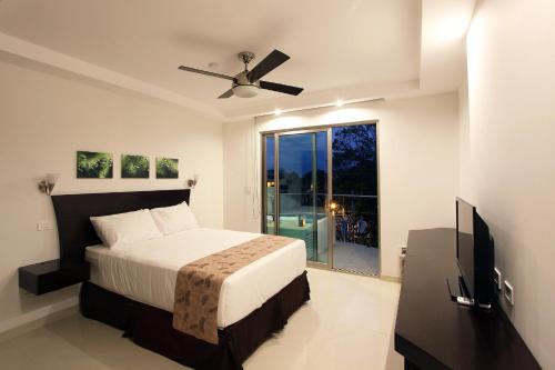雅科欧神诺精品酒店的一间卧室配有一张床和一台平面电视