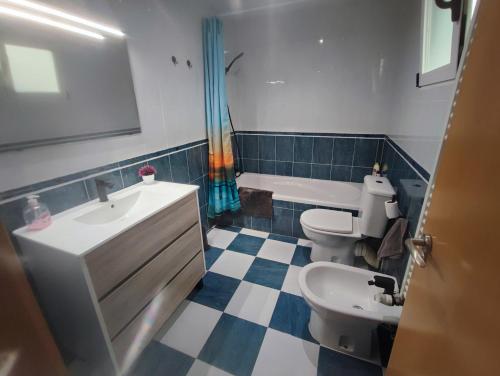 卡瓦内斯Casa vacacional Lavernia的浴室配有盥洗盆、卫生间和浴缸。