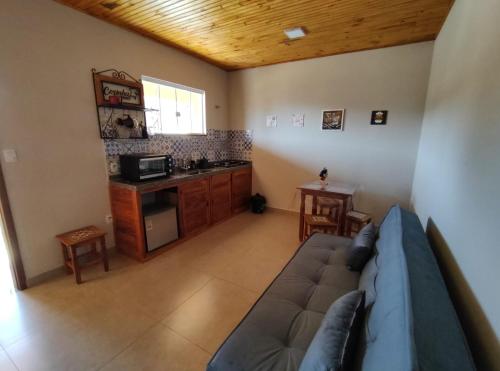 蒂拉登特斯Flat dos Bandeirantes的带沙发的客厅和厨房