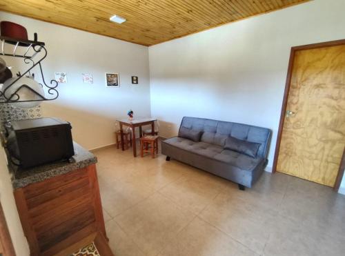 蒂拉登特斯Flat dos Bandeirantes的客厅配有沙发和桌子