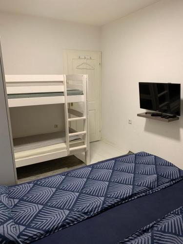 弗拉西克Apartmani Šišava apt "HARMONY" Vlašić的一间卧室配有双层床和电视。