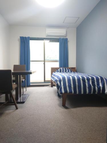 ShimeCate no mori - Vacation STAY 20958v的一间卧室配有一张床、一张书桌和一个窗户。