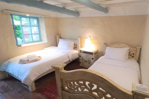 莱瓦镇Casa Provenzal的一间卧室设有两张床和窗户。