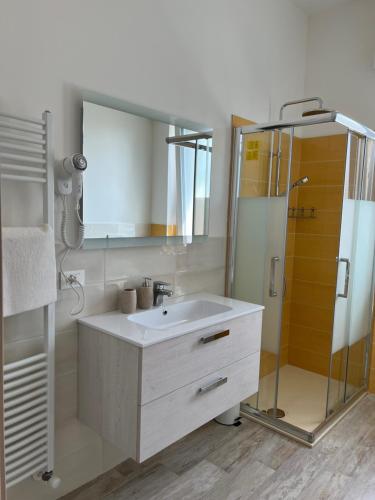 佩德蒙特Maison Merci的浴室配有白色水槽和淋浴。