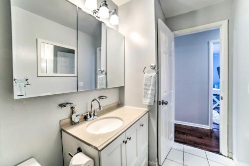 匹兹堡Pittsburgh Retreat with Deck about 4 Mi to Dtwn!的白色的浴室设有水槽和镜子