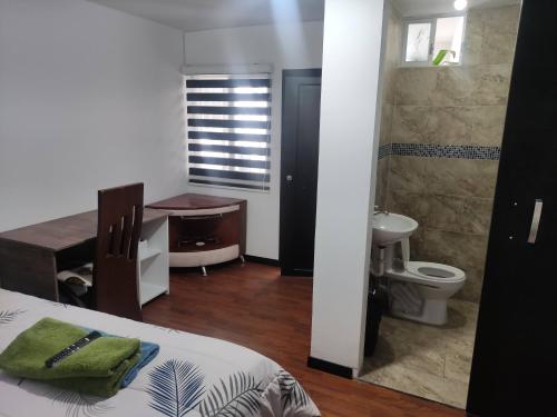 伊瓦拉Zidko Guest House的一间带床、水槽和卫生间的浴室