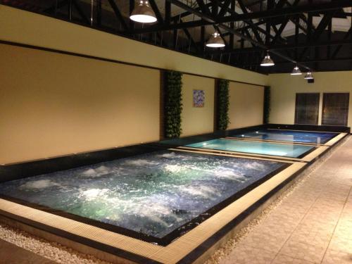 曼谷暹罗天堂娱乐综合酒店的两道大楼内的2个室内游泳池