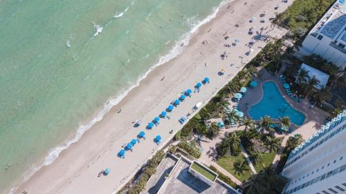 好莱坞2 BEDROOMS 2 FULL BATHROOMS APT. ON THE BEACH的享有海滩上方的遮阳伞和海洋美景