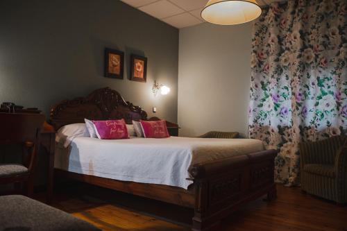 Cabanas de Virtus科尔孔泰Spa酒店的卧室配有一张带粉红色枕头的大床