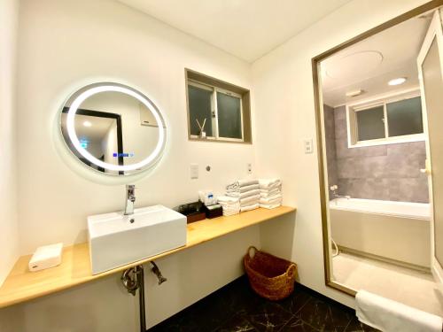 伊势市外宮前別邸　星凪庵的一间带水槽和镜子的浴室