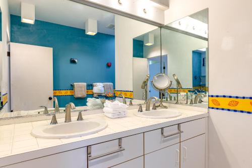 瓦克拉The H-House的浴室设有2个水槽和2面镜子