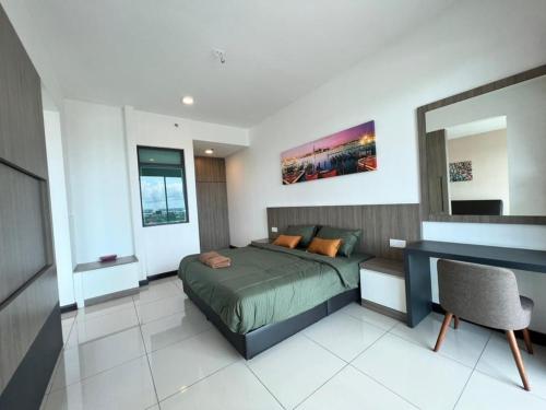 波德申Private Condo Port Dickson Waterfront的一间卧室配有一张床、一张书桌和一面镜子
