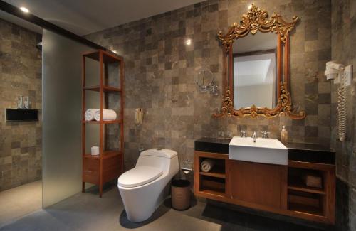 勒吉安巴厘岛拉玛花园酒店的一间带水槽、卫生间和镜子的浴室