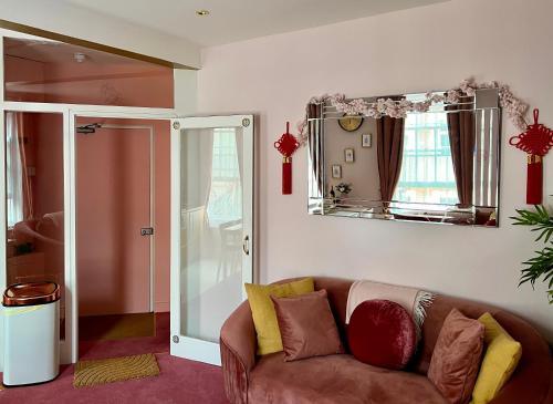 伦敦London Chinatown Apartments的带沙发和镜子的客厅
