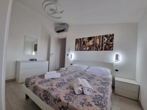 斯卡莱阿Residence Borghi的一间卧室配有一张床,上面有两条毛巾