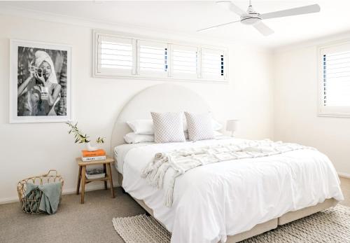浅滩湾Casa Keys Shoal Bay的白色卧室配有白色的床和吊扇