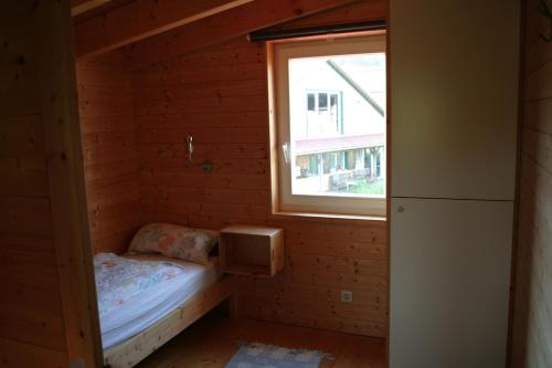 SchalkenbachRechHof Urlaub mit Tieren的小房间设有床和窗户