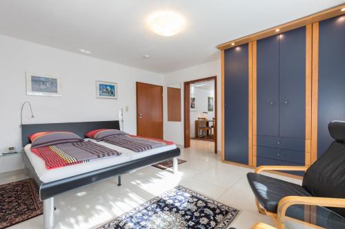 乌尔丁根-米赫尔霍芬Ferienwohnungen Riviere的一间卧室设有一张床和一间客厅。