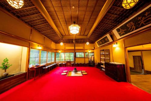 下吕市下吕温泉汤之岛馆的大房间中间铺有红地毯