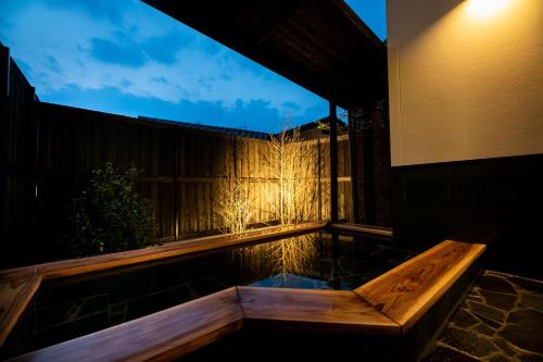由布市Kotonone Mai Suzu的夜间房子后院的热水浴池