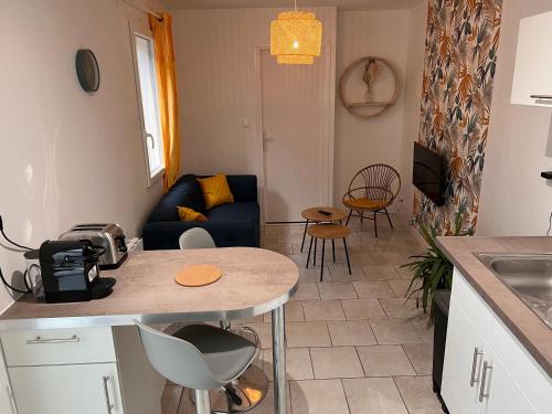 沙泰勒罗YellowHouse - Teleworking- Wifi - CosyHouseByJanna的厨房以及带桌子和沙发的客厅。