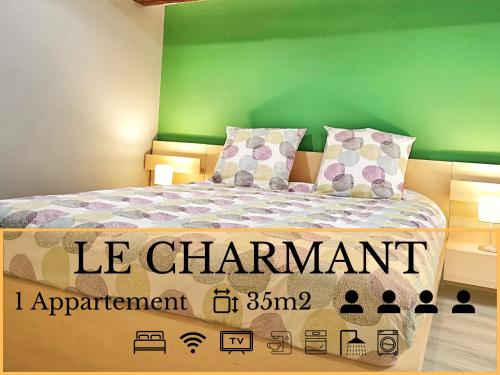 巴尔Splendide Appartement Barr - Route du Vins的一间卧室配有一张带绿色墙壁的床