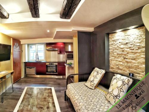 巴尔Splendide Appartement Barr - Route du Vins的客厅配有沙发和桌子