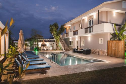 MouzákionBruma Luxury Residence的夜间带游泳池的别墅