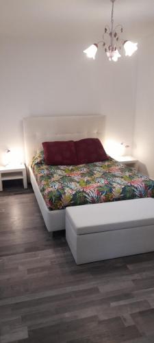 ChassiersLa Grangette du Mas的白色卧室配有一张带彩色毯子的床
