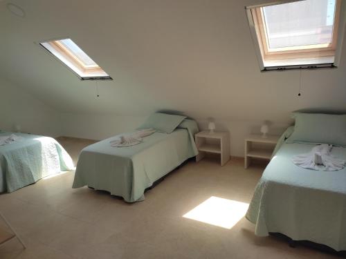圣卡洛斯拉腊皮塔Els Pilanets的一间卧室设有两张床和窗户。