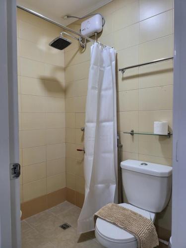 马尼拉Rooms R Us - Evangelista的浴室配有带浴帘的卫生间