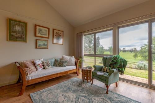 SpringtonMeander Retreat - The Green Room的带沙发、椅子和窗户的客厅