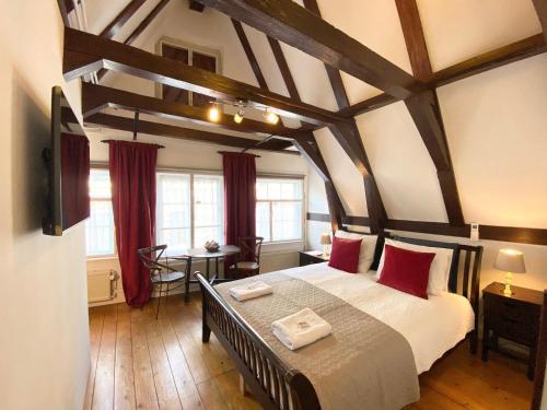阿姆斯特丹Flinder Amsterdam的一间卧室配有一张带红色枕头的大床